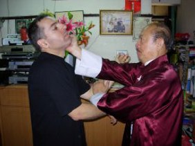 Dai Sifu Chan Chee Man haciendo una demostracion de Pak Sao con Sifu José Ortiz